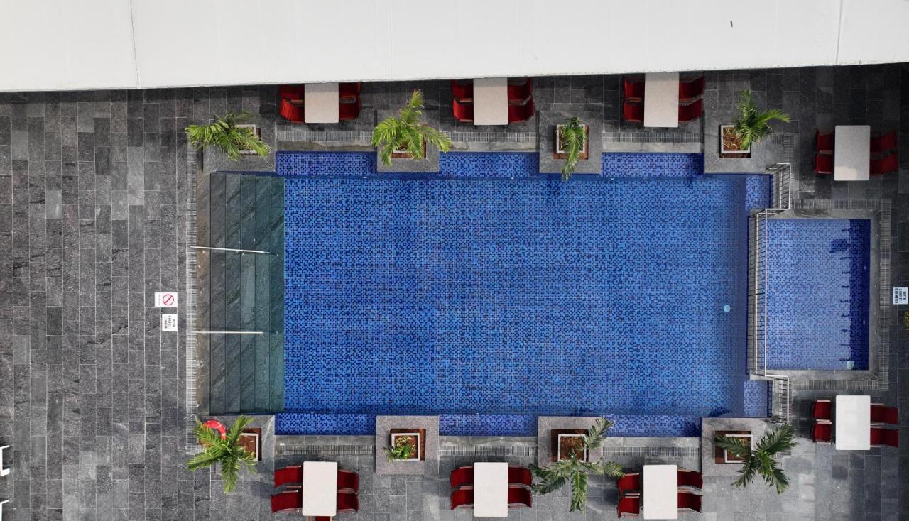 Le Meridien Hyderabad Luaran gambar The pool at the hotel