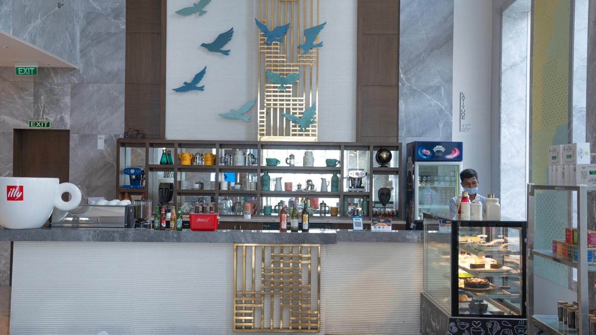 Le Meridien Hyderabad Luaran gambar The bar at the lobby