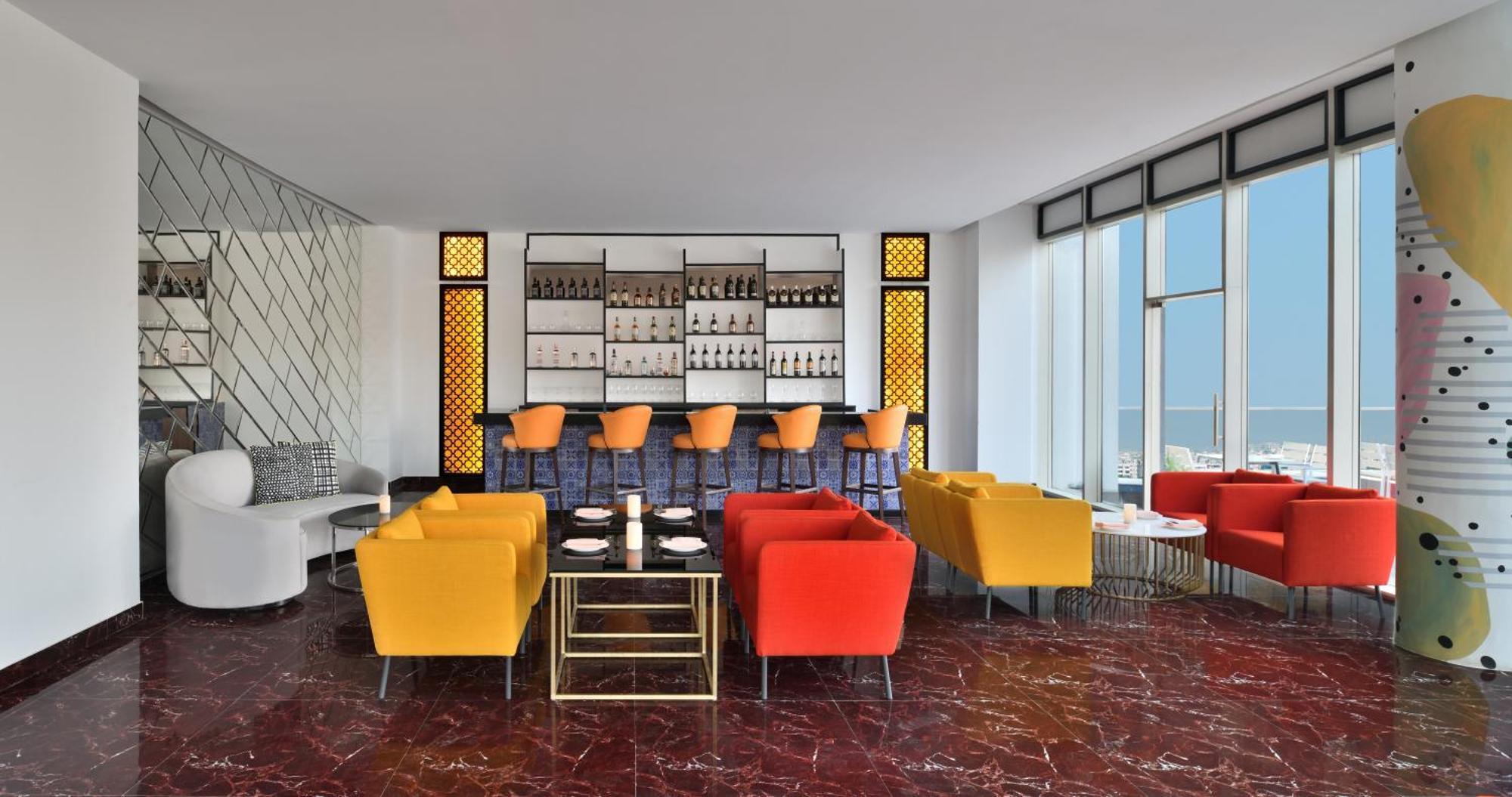 Le Meridien Hyderabad Luaran gambar The bar at the 360° Sky Lounge