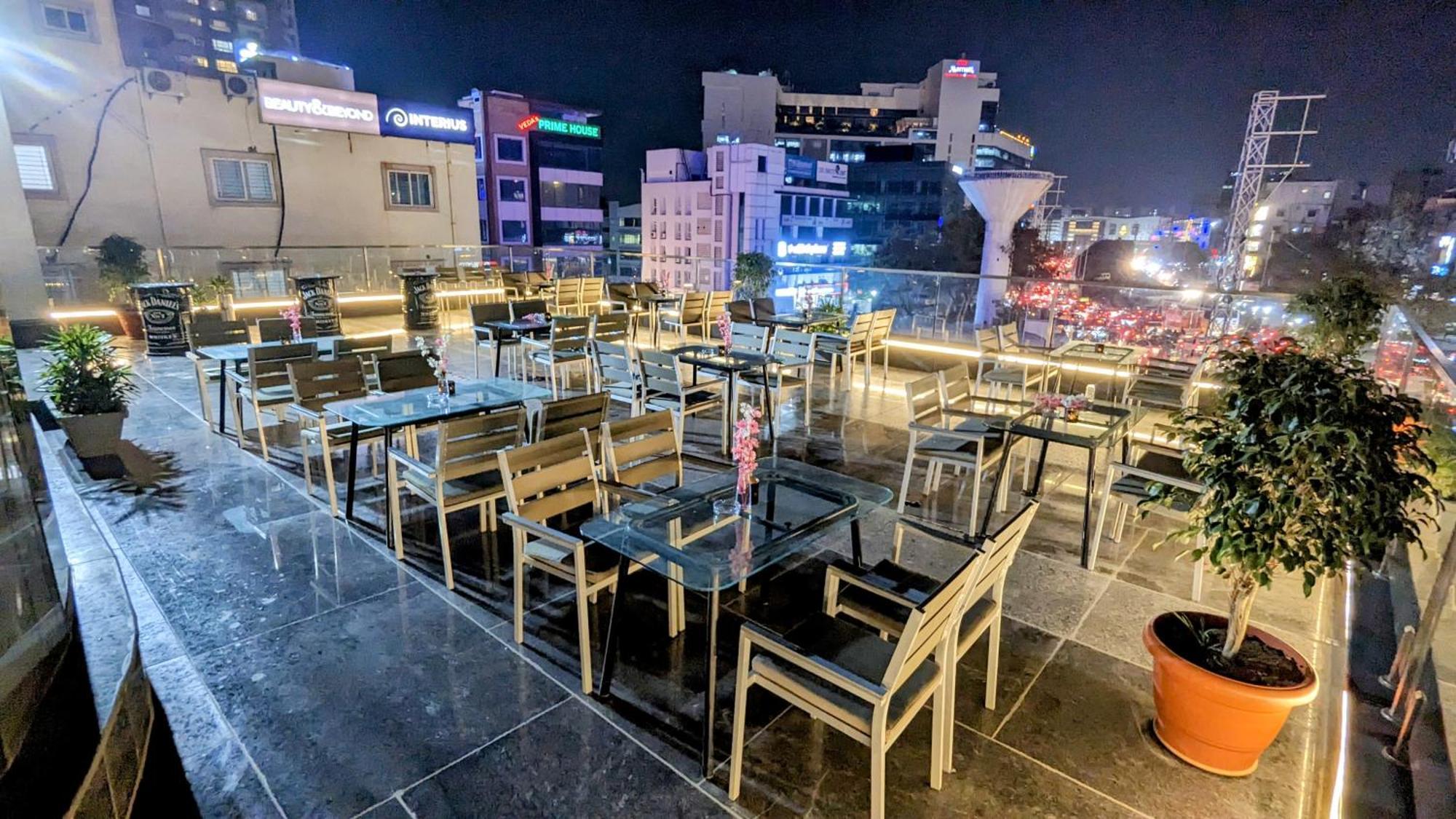 Le Meridien Hyderabad Luaran gambar Rooftop bar in Hyderabad