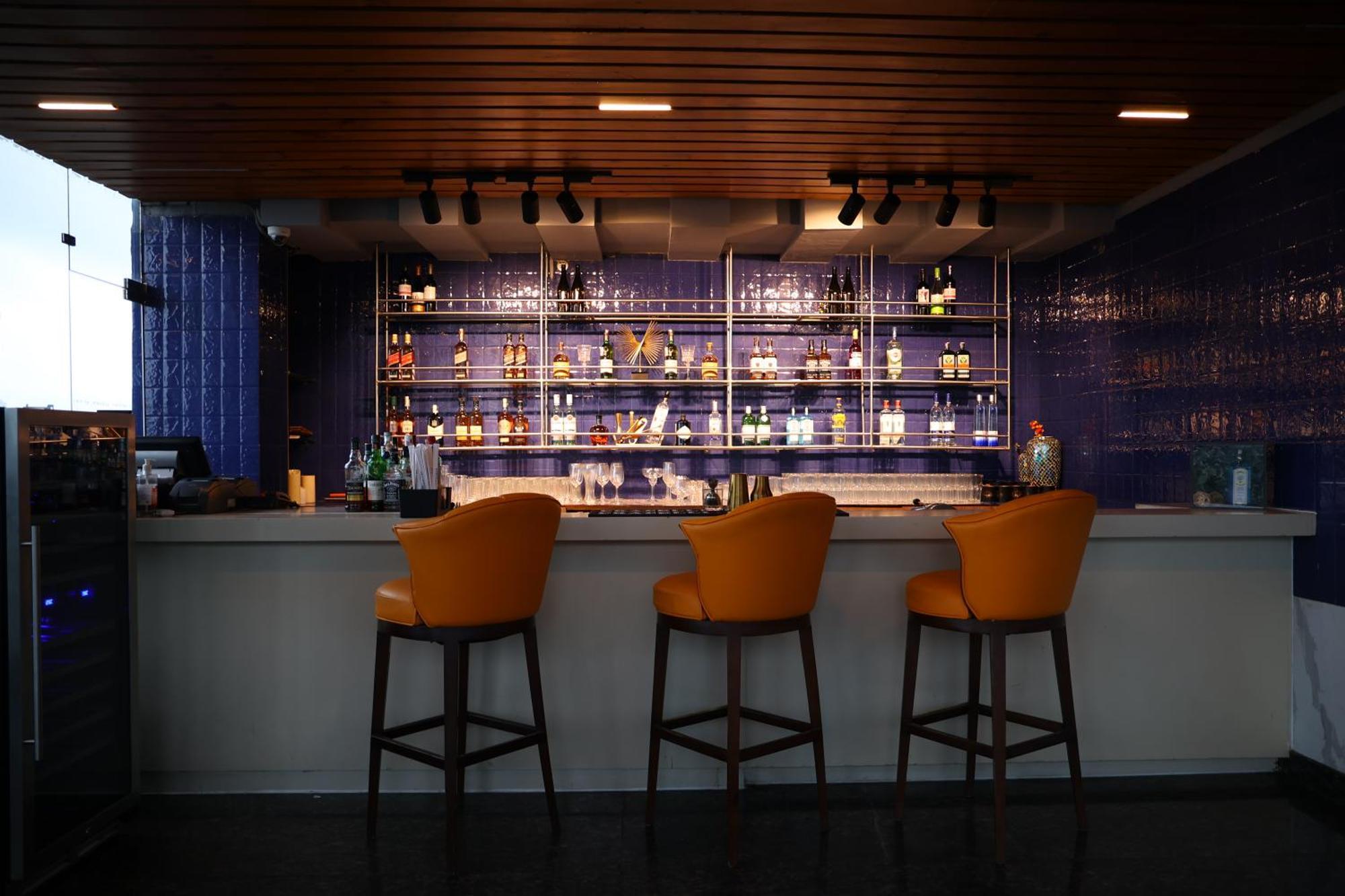 Le Meridien Hyderabad Luaran gambar The bar at the lounge