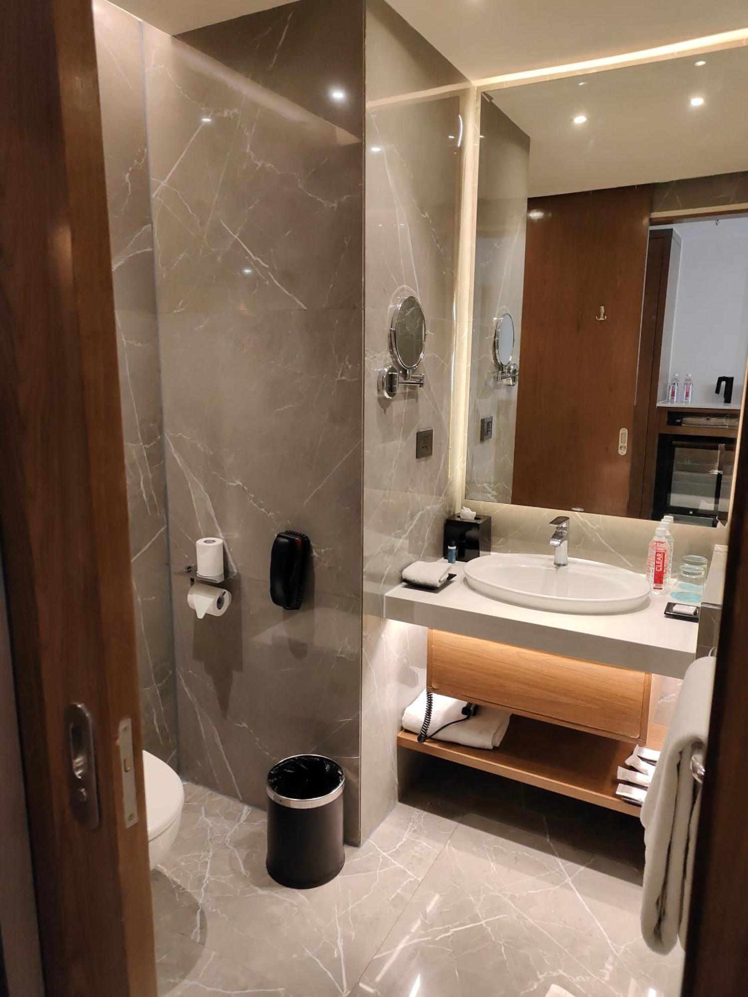 Le Meridien Hyderabad Luaran gambar Bathroom of a room at the hotel