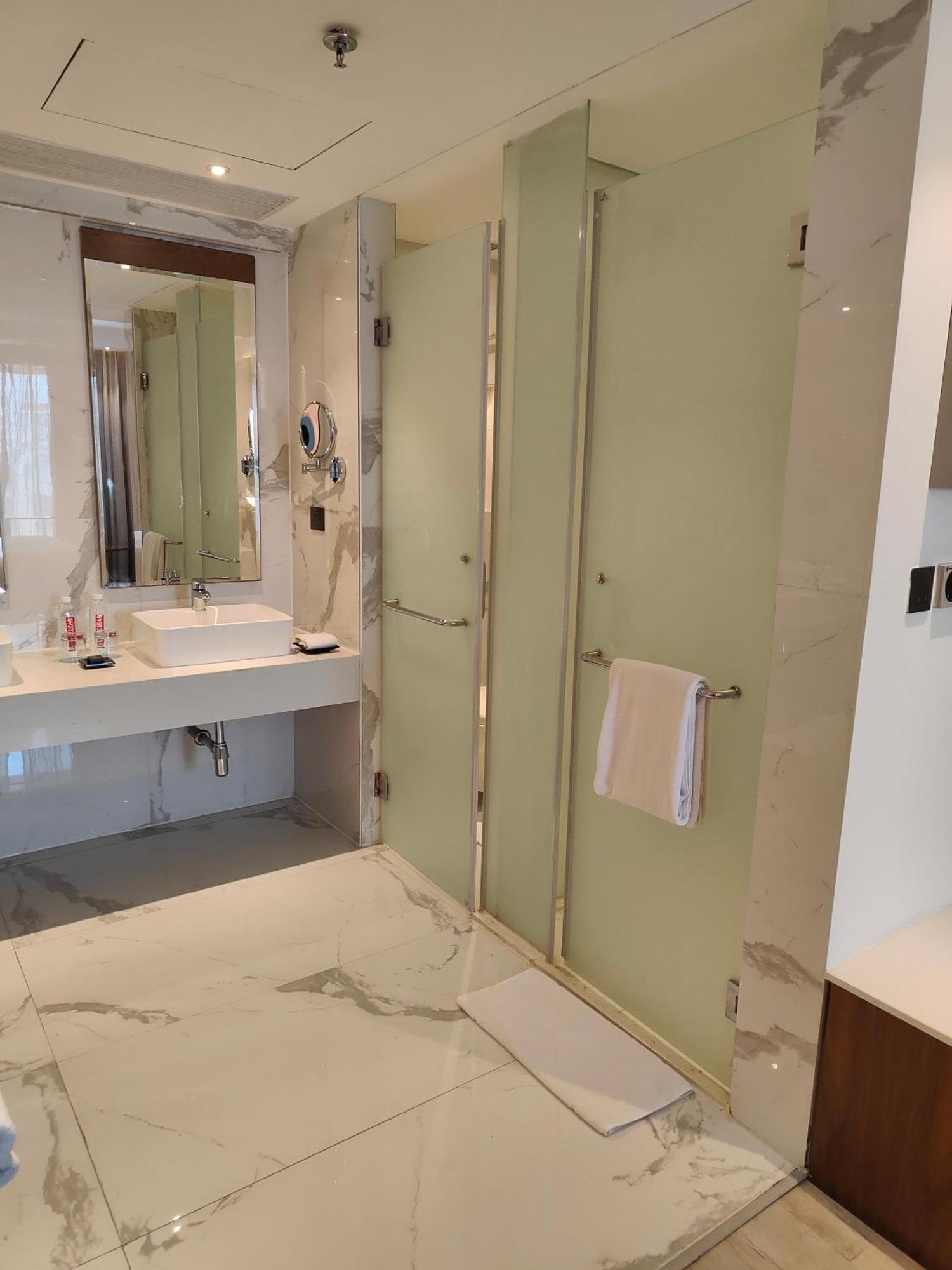 Le Meridien Hyderabad Luaran gambar A shower enclosure