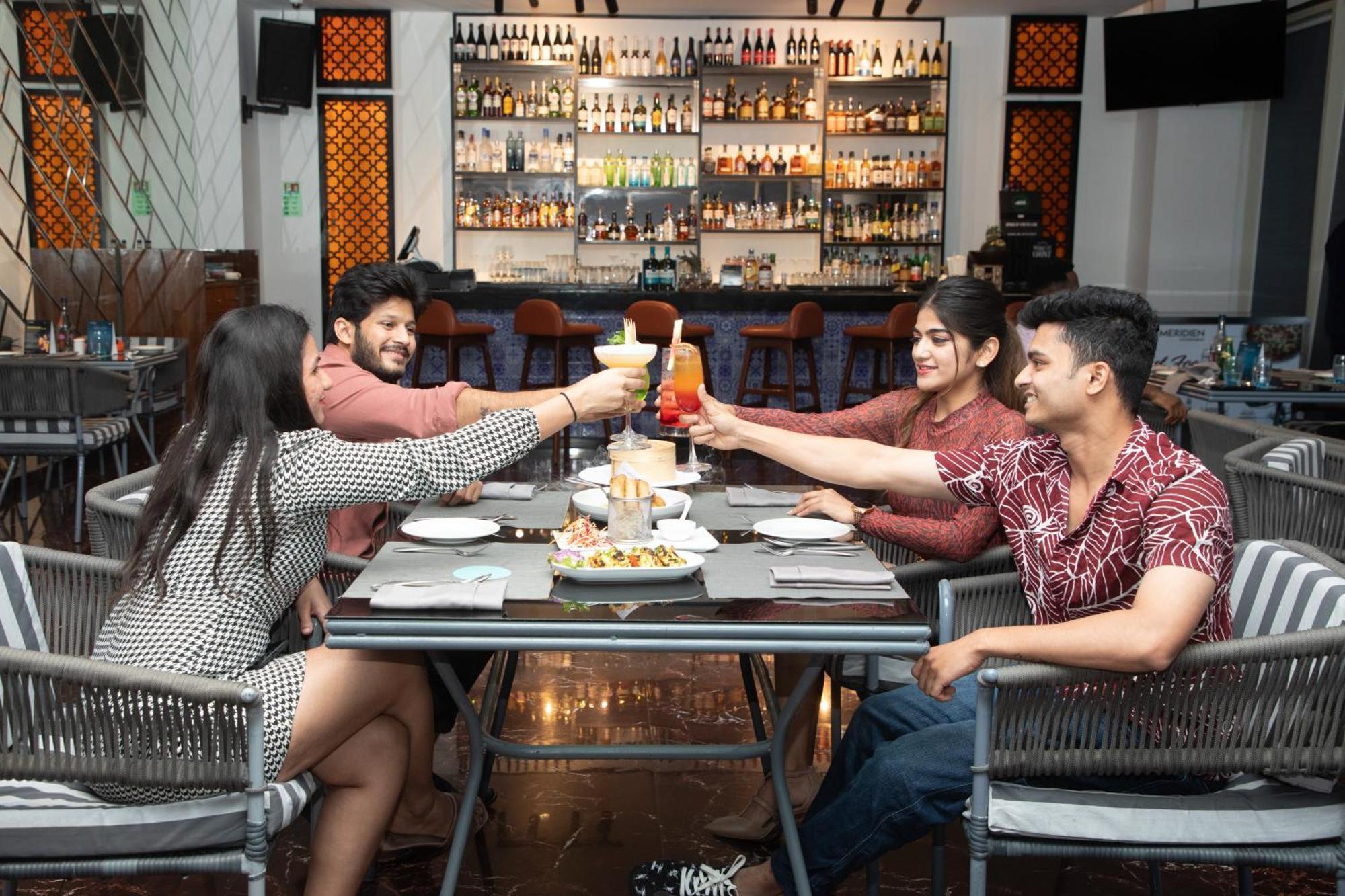 Le Meridien Hyderabad Luaran gambar The Bar