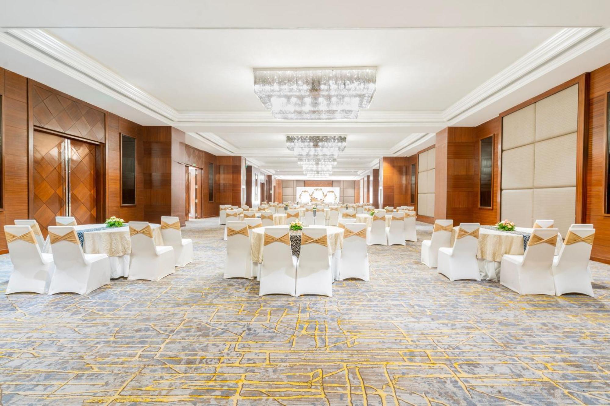 Le Meridien Hyderabad Luaran gambar The ballroom
