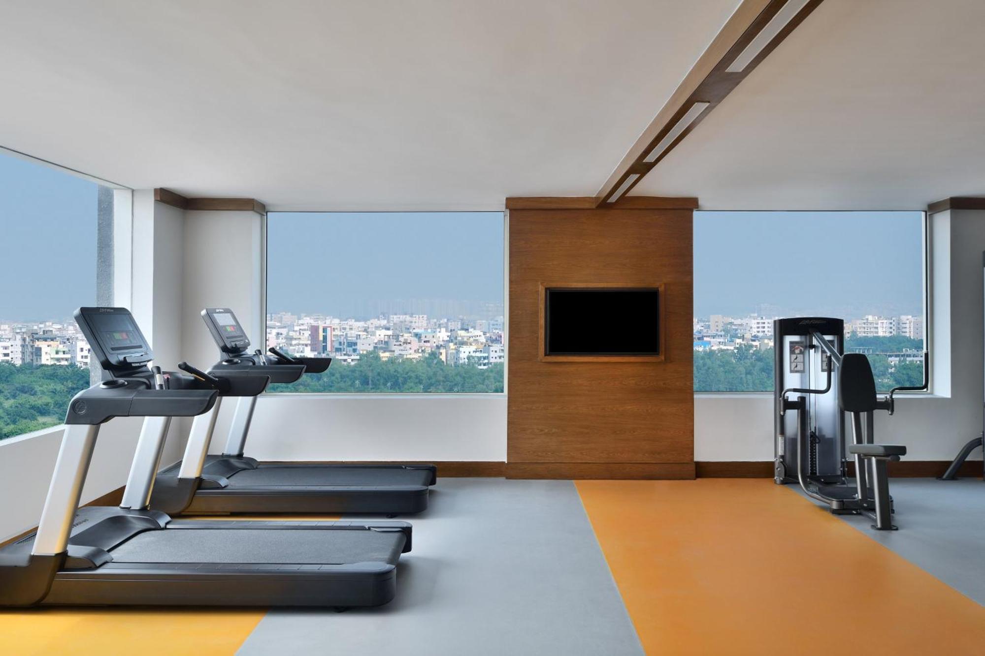 Le Meridien Hyderabad Luaran gambar The gym at the hotel