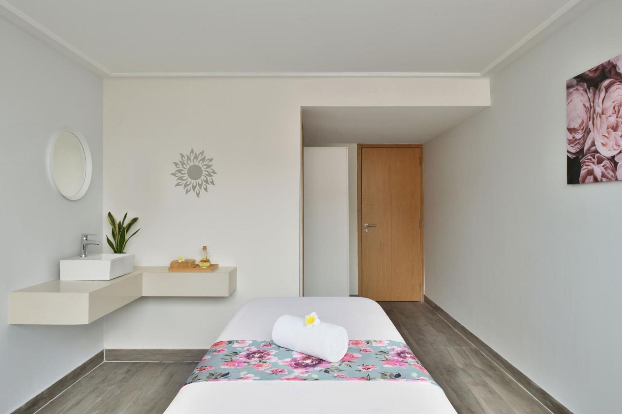 Le Meridien Hyderabad Luaran gambar A treatment room at a spa