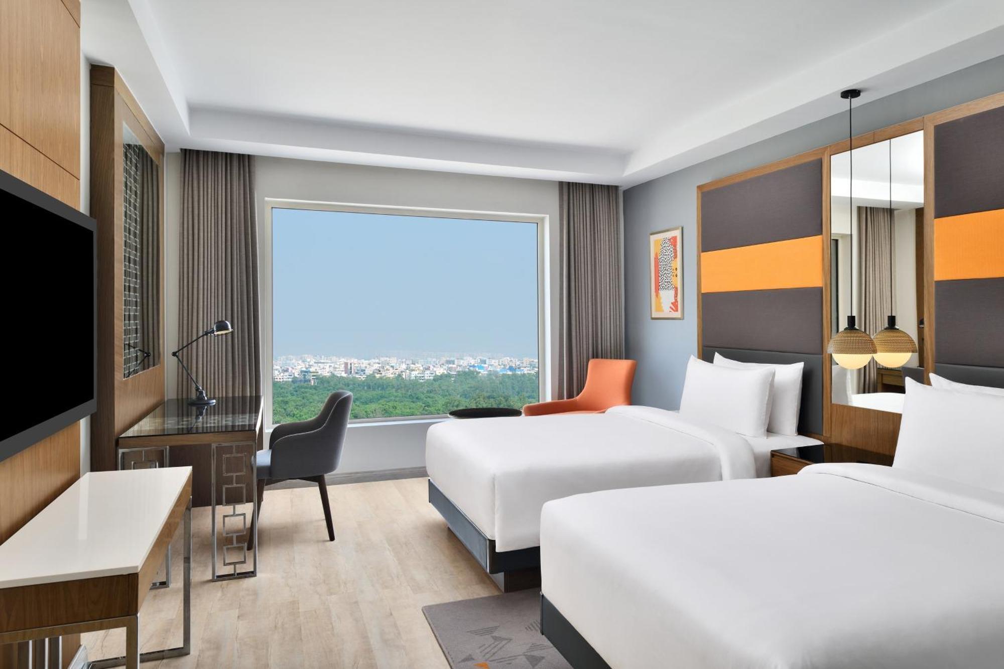 Le Meridien Hyderabad Luaran gambar A guest room at the hotel